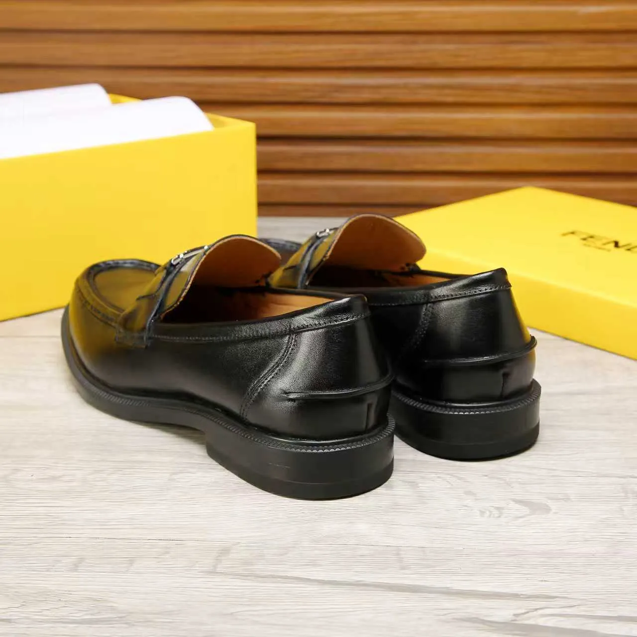 ​Men's shoes 💰 500 💰 Water dyed cowhide 🆘 The latest FENDI ( Fendi ) new casual leather shoes 🕶️🕶️ Simple routing effect, showing an elegant and cool driving shoe 🎬Made of Italian 🇮🇹 imported calfskin + first-layer water-dyed cowhide lining🐂Excellent material🎬Detailed workmanship 🤗Comfortable foot feel➰➰. ​Pair it with any outfit to show your taste and temperament, low-key luxury ♻️Design ​simple and elegant ​noble and fashionable 🍃​Very loved and favored by trendy men 💓❤️Size: 38-44 2⃣️colors available